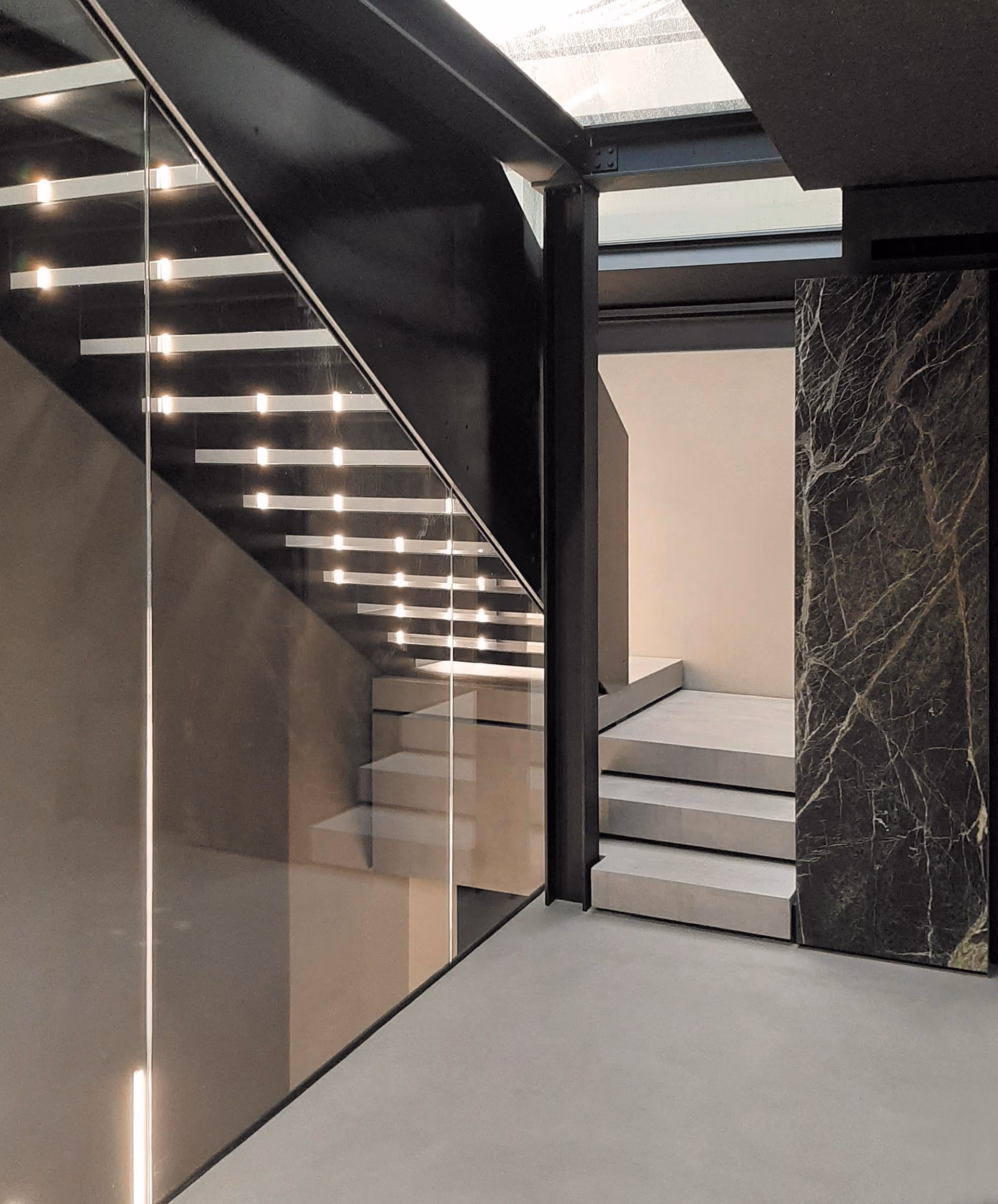 Scala design moderna con illuminazione integrata marmo spazio uffici direzionali BMA italian contract & furniture Bergamo