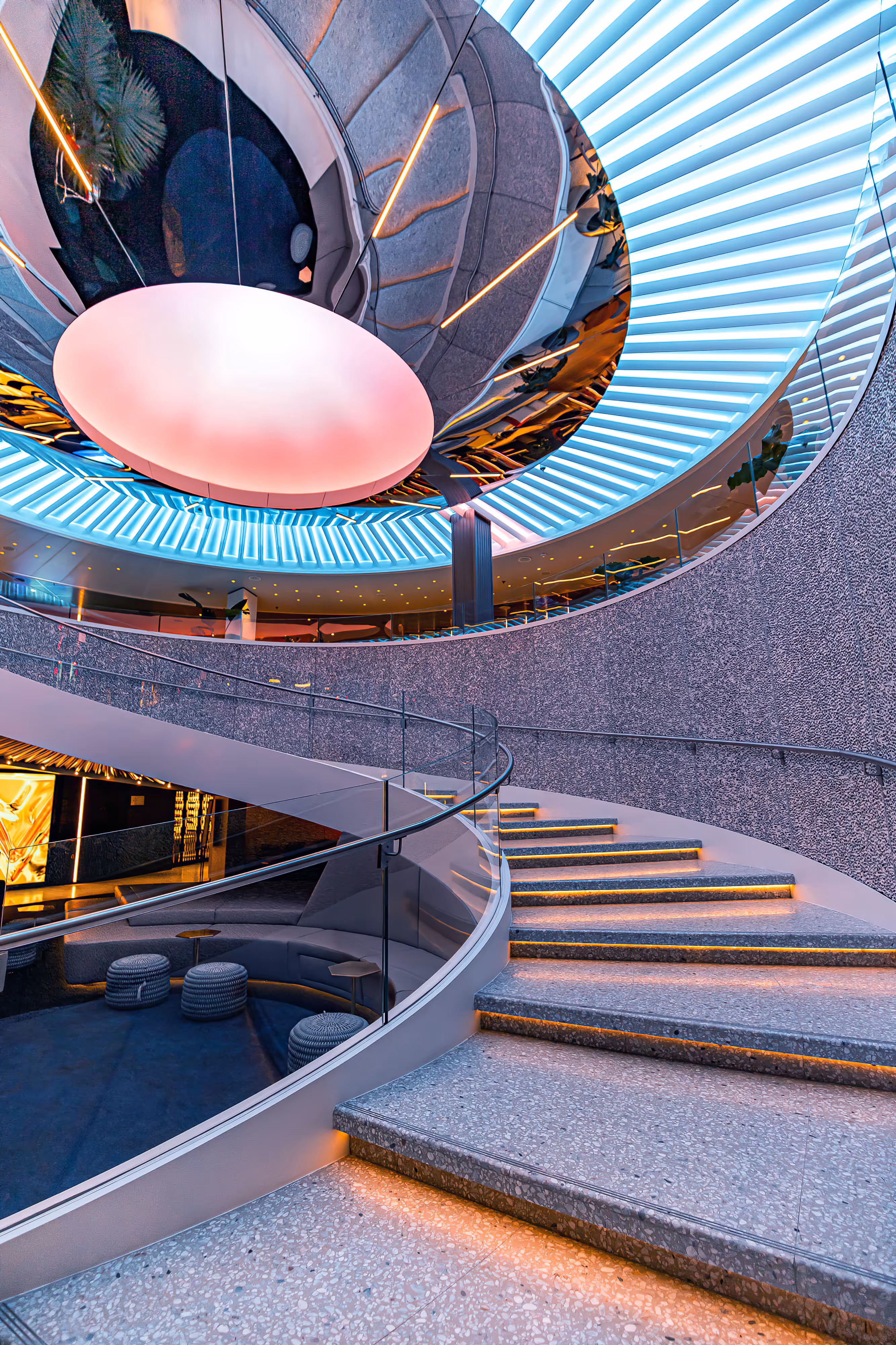 Atrio nave da crociera design scale illuminate