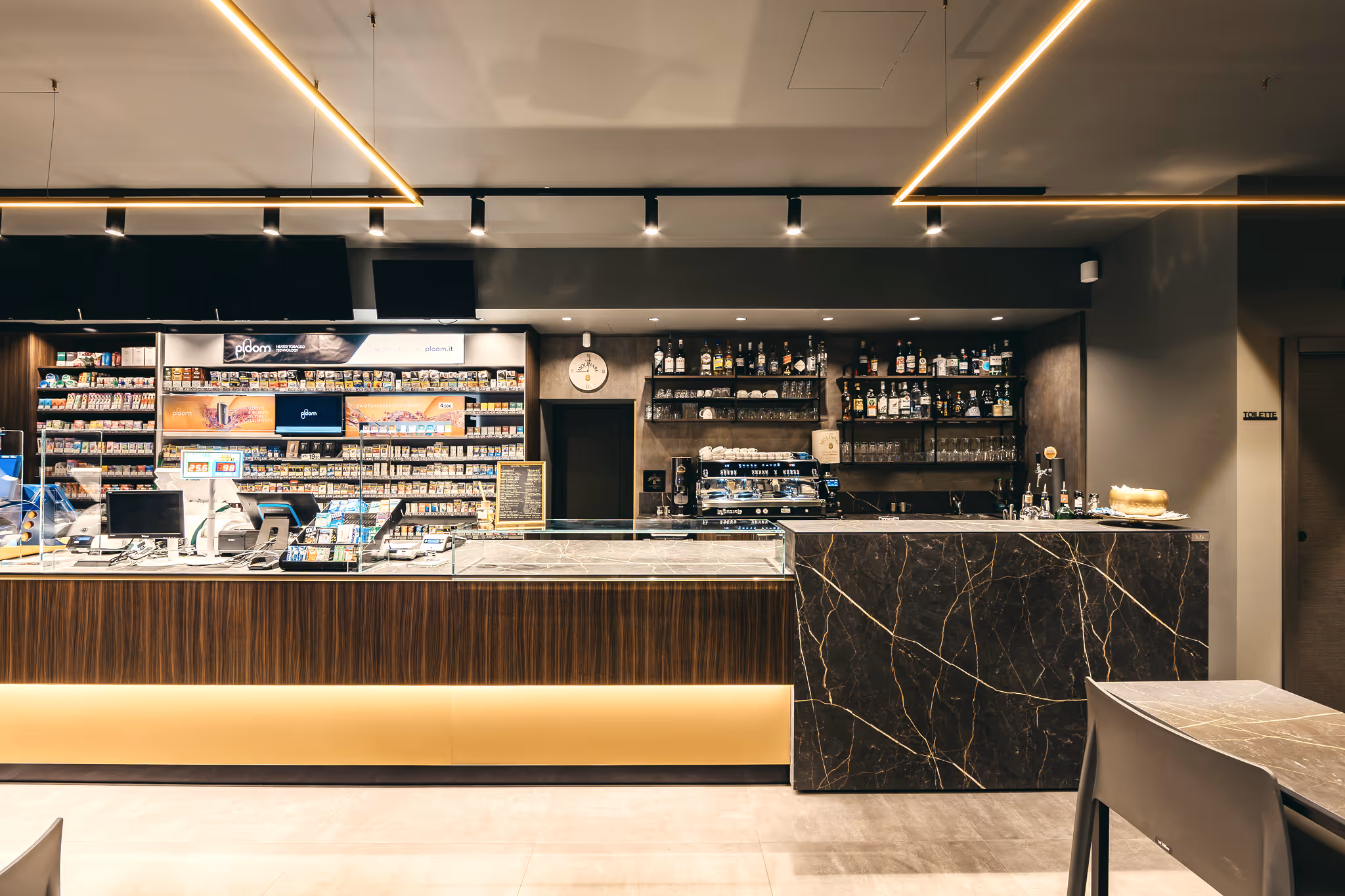 Tabaccheria bar illuminazione a binario moderna