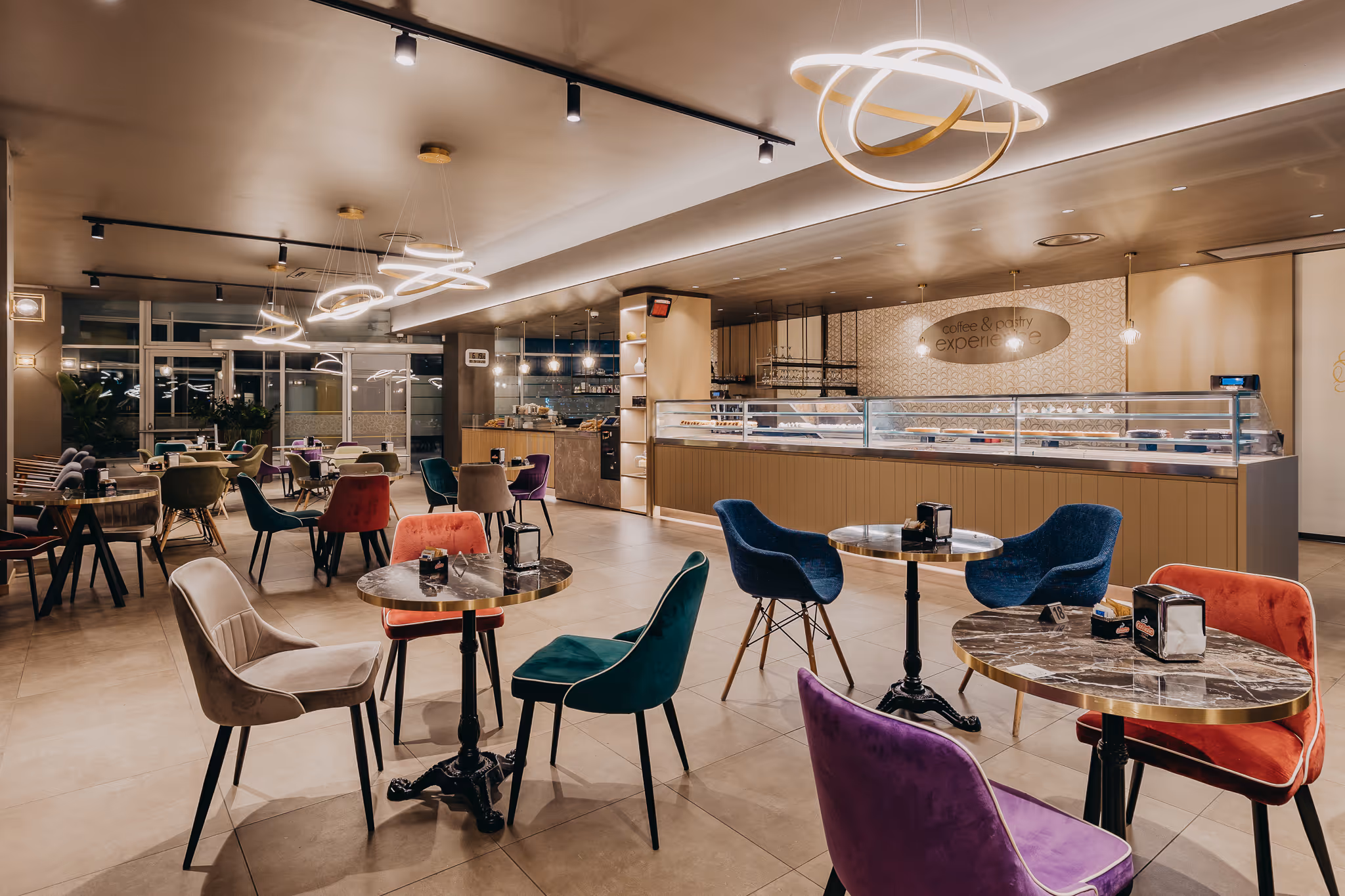 Pasticceria caffetteria Gallizioli arredi illuminazione design produzione e progetto BMA italian contract & furniture Bergamo