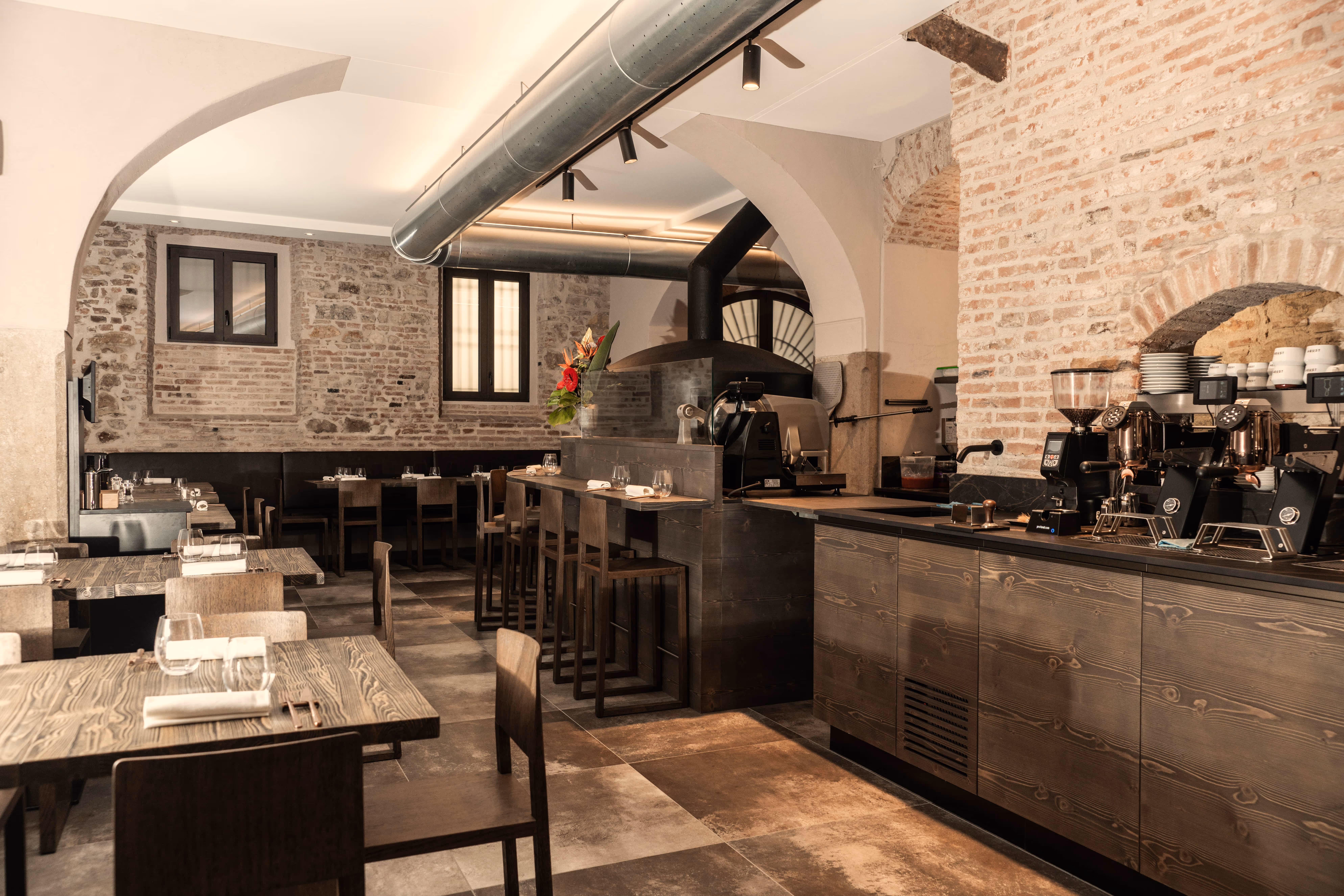  Inedito Brescia arredo ristorazione contract con elementi in legno massello custom