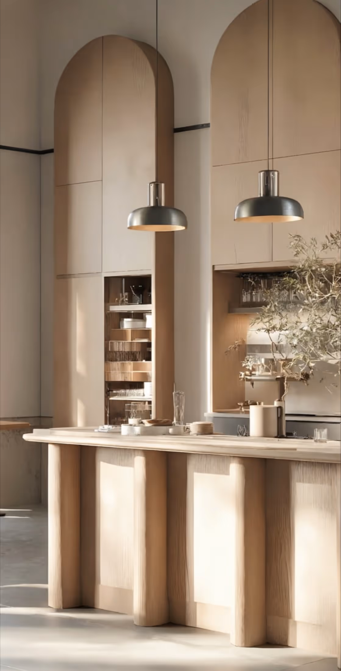 Bancone bar su misura in legno rovere con texture scanalata e illuminazione a sospensione – progettazione hospitality