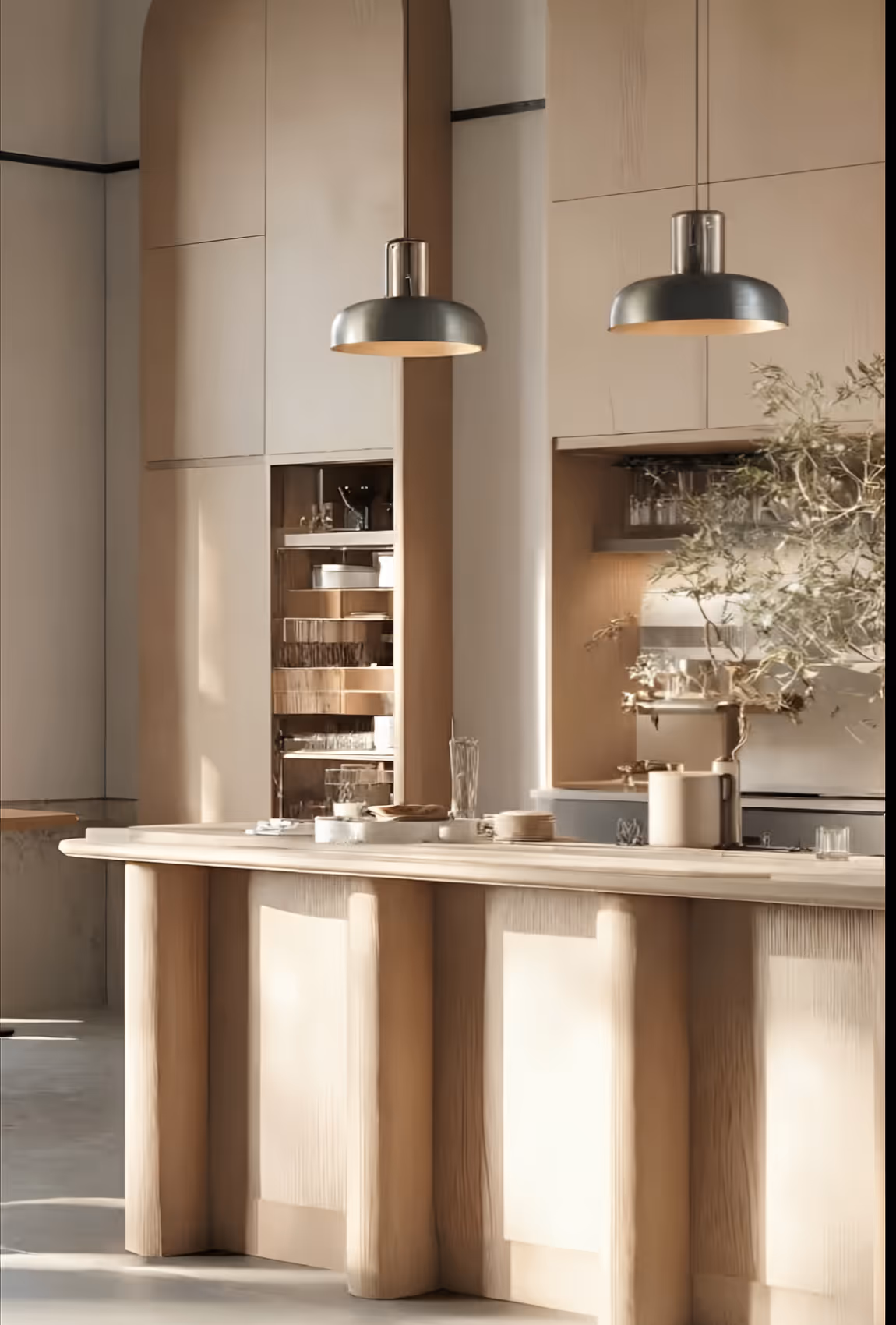 Bancone bar su misura in legno rovere con texture scanalata e illuminazione a sospensione – progettazione hospitality BMA