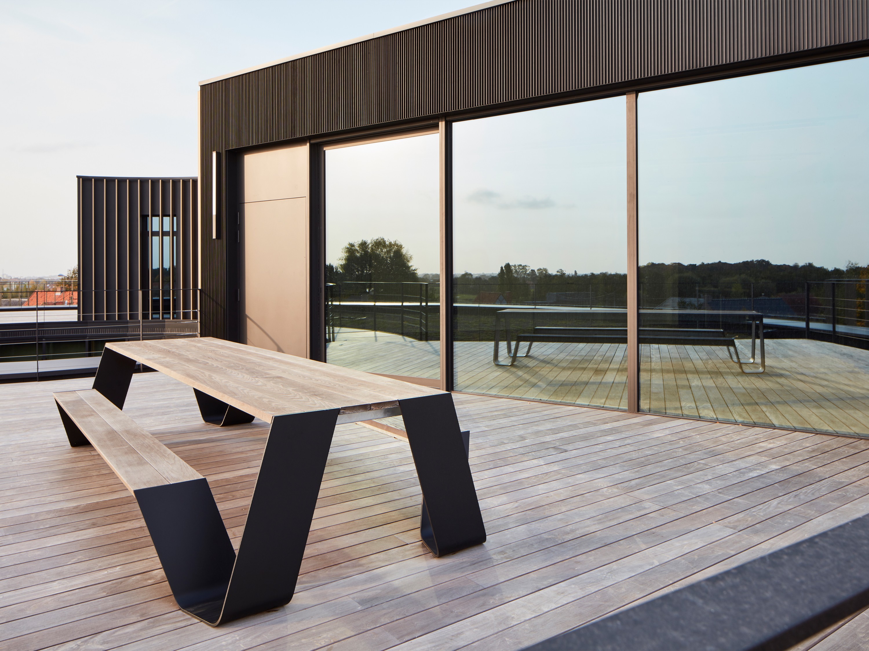 Buiten-vergadertafel op het terras van Hof Zuid in ochtendlicht
