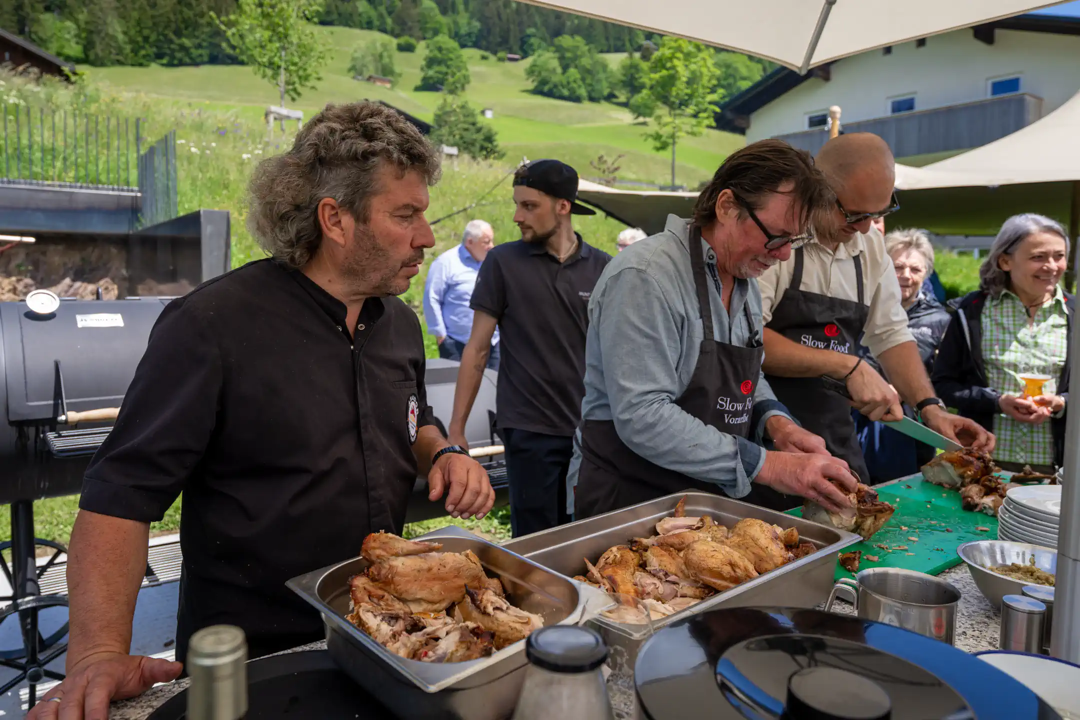 Köche bereiten gegrilltes Fleisch beim Assado von Verner's zu