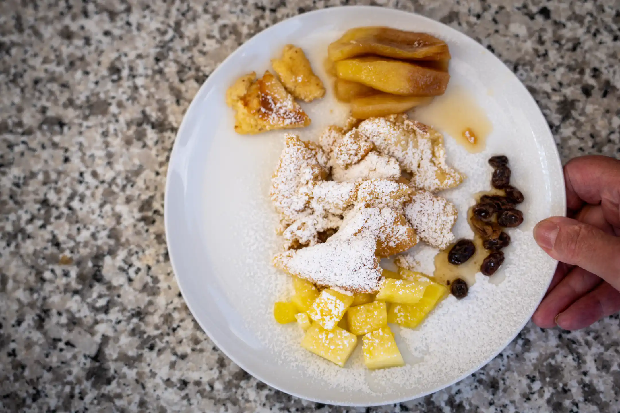 Schmarrn mit Früchten und Rosinen, frisch vom offenen Feuer