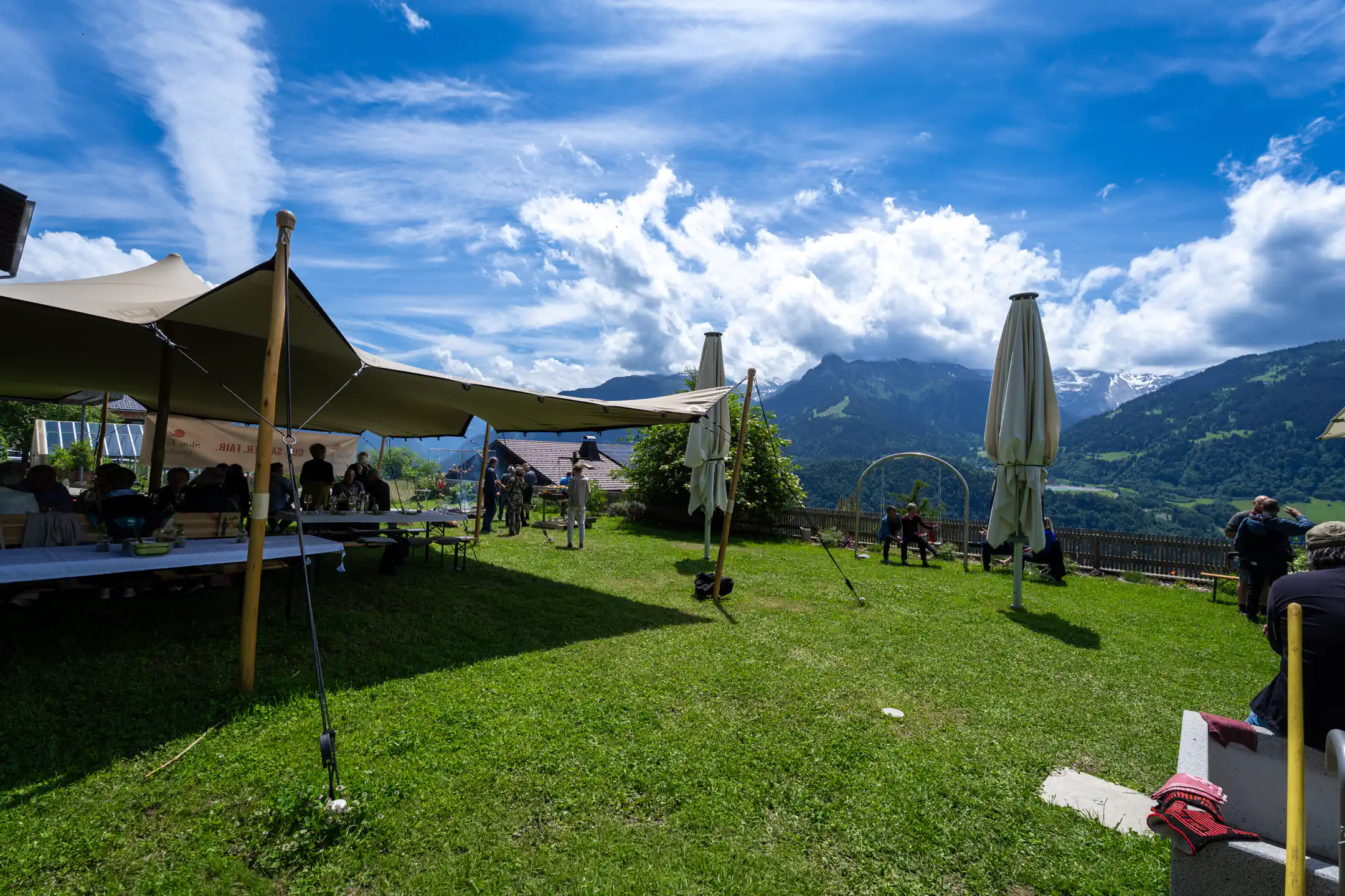 Festzelt auf der Wiese bei Verner's mit Blick auf die Montafoner Berge