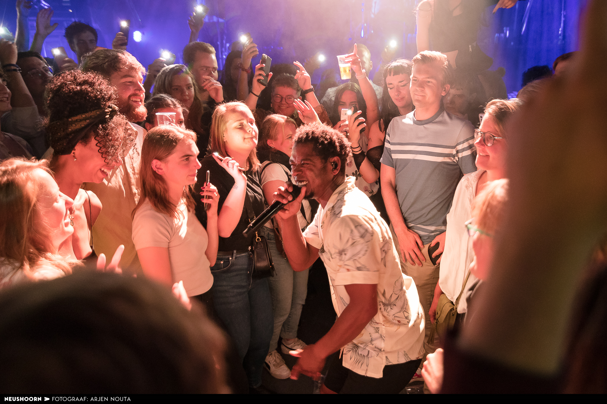 Typhoon tussen het publiek aan het zingen.