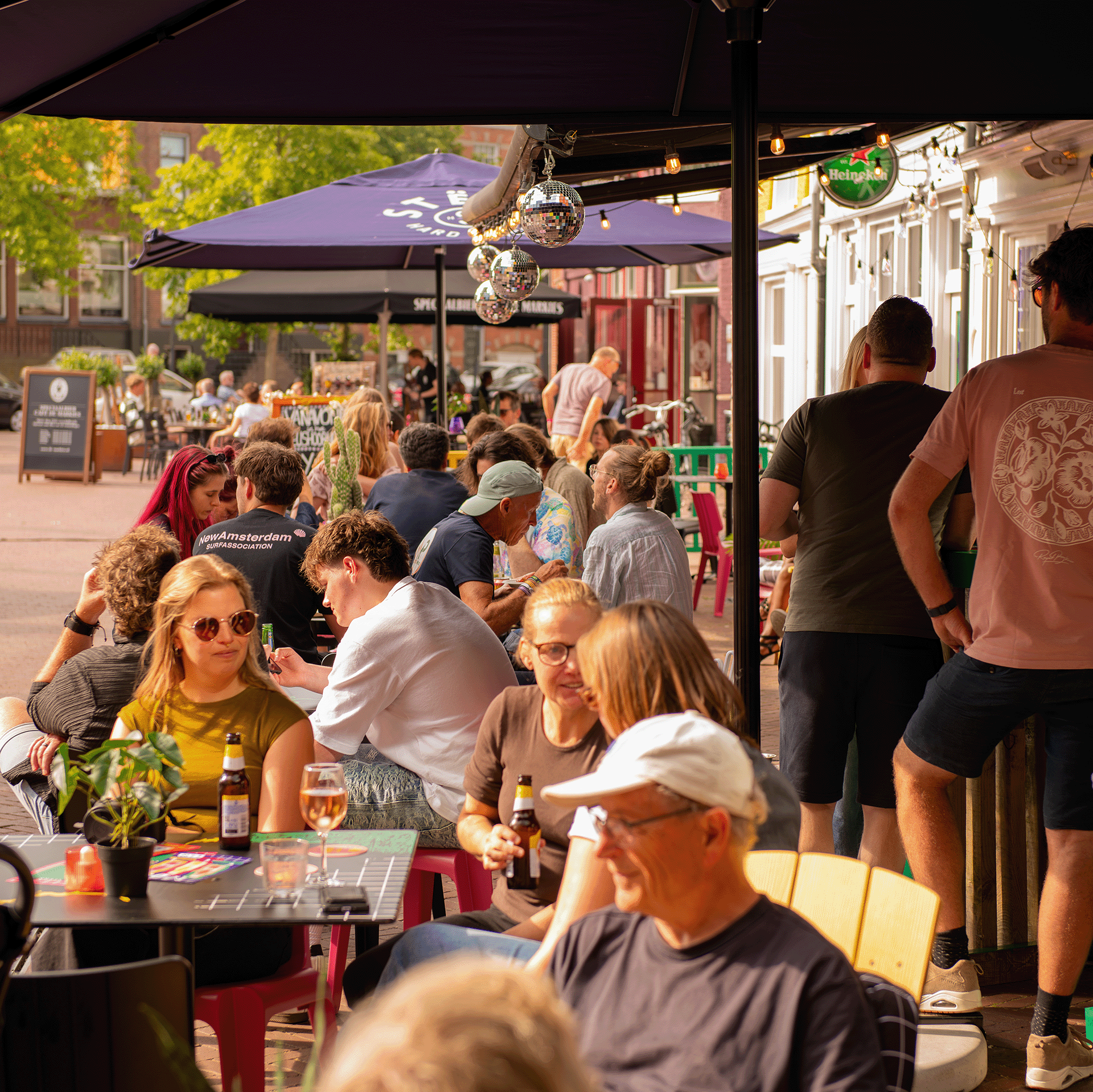 Barmedewerker schenkt een biertje in