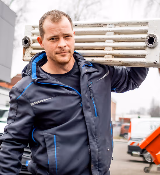 Handwerker Usinger trägt ein Heizkörper