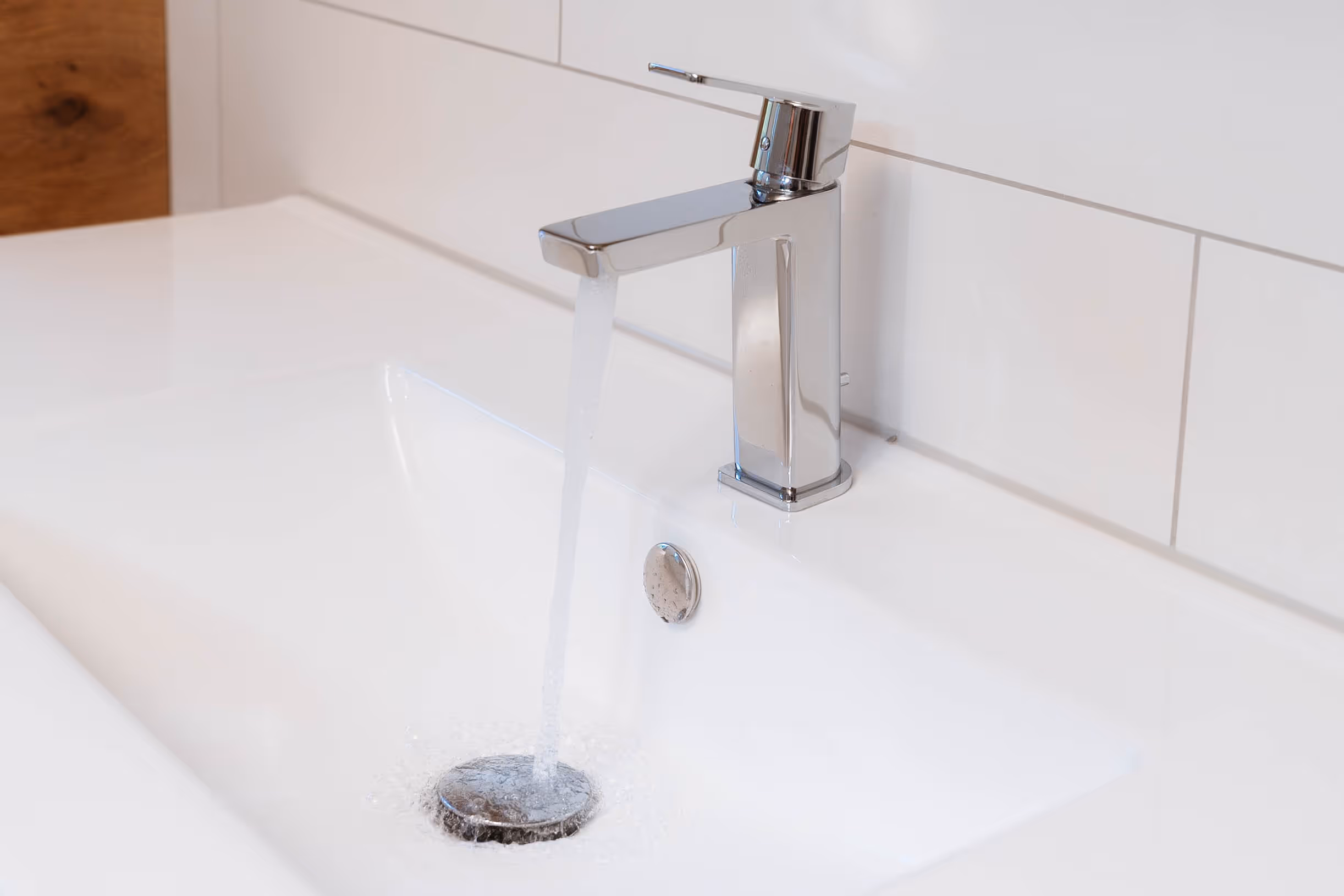 Ein laufender Wasserhahn im Bad