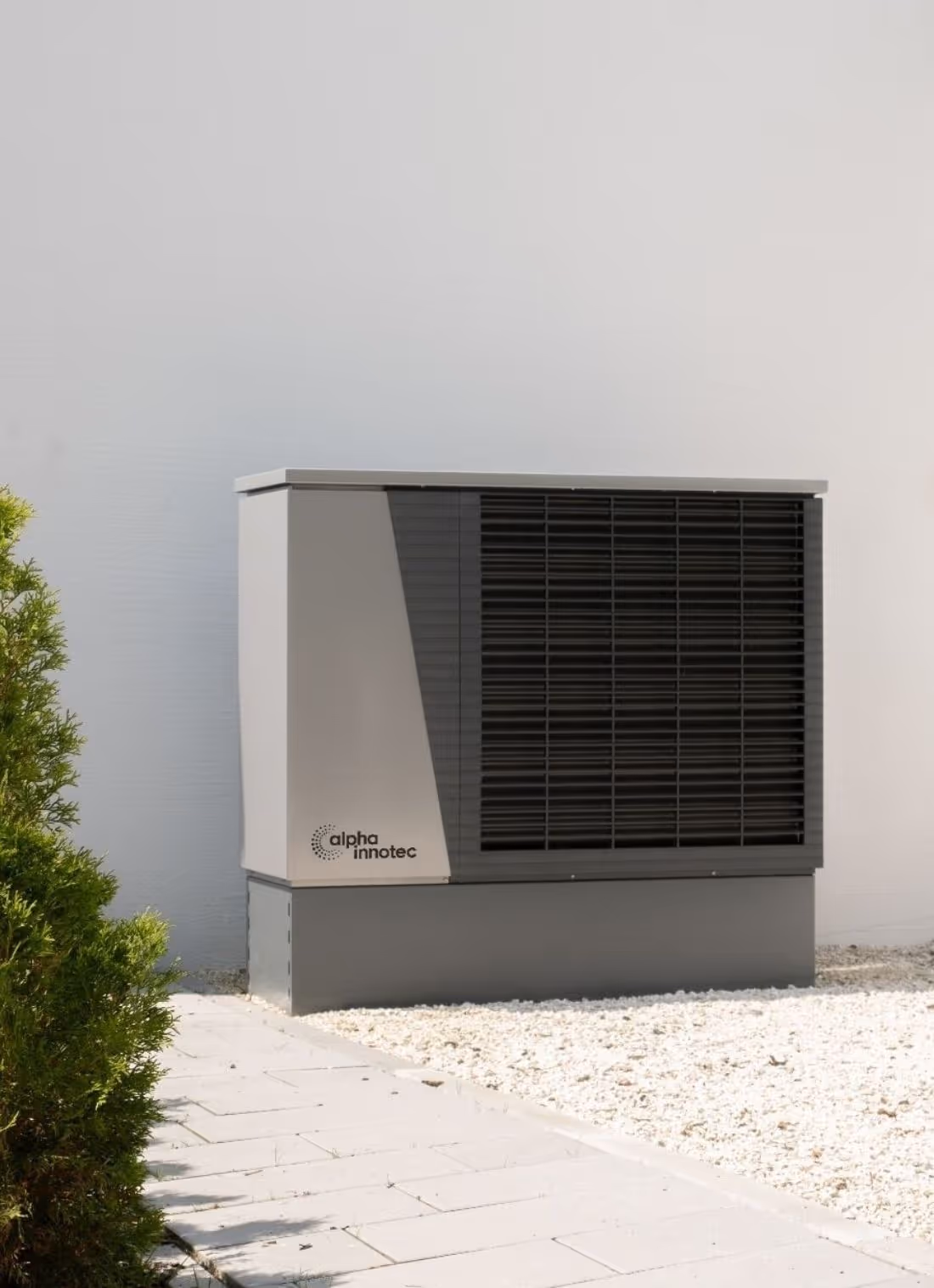 Wärmepumpe von Alpha Innotec an Hauswand eines Neubaus