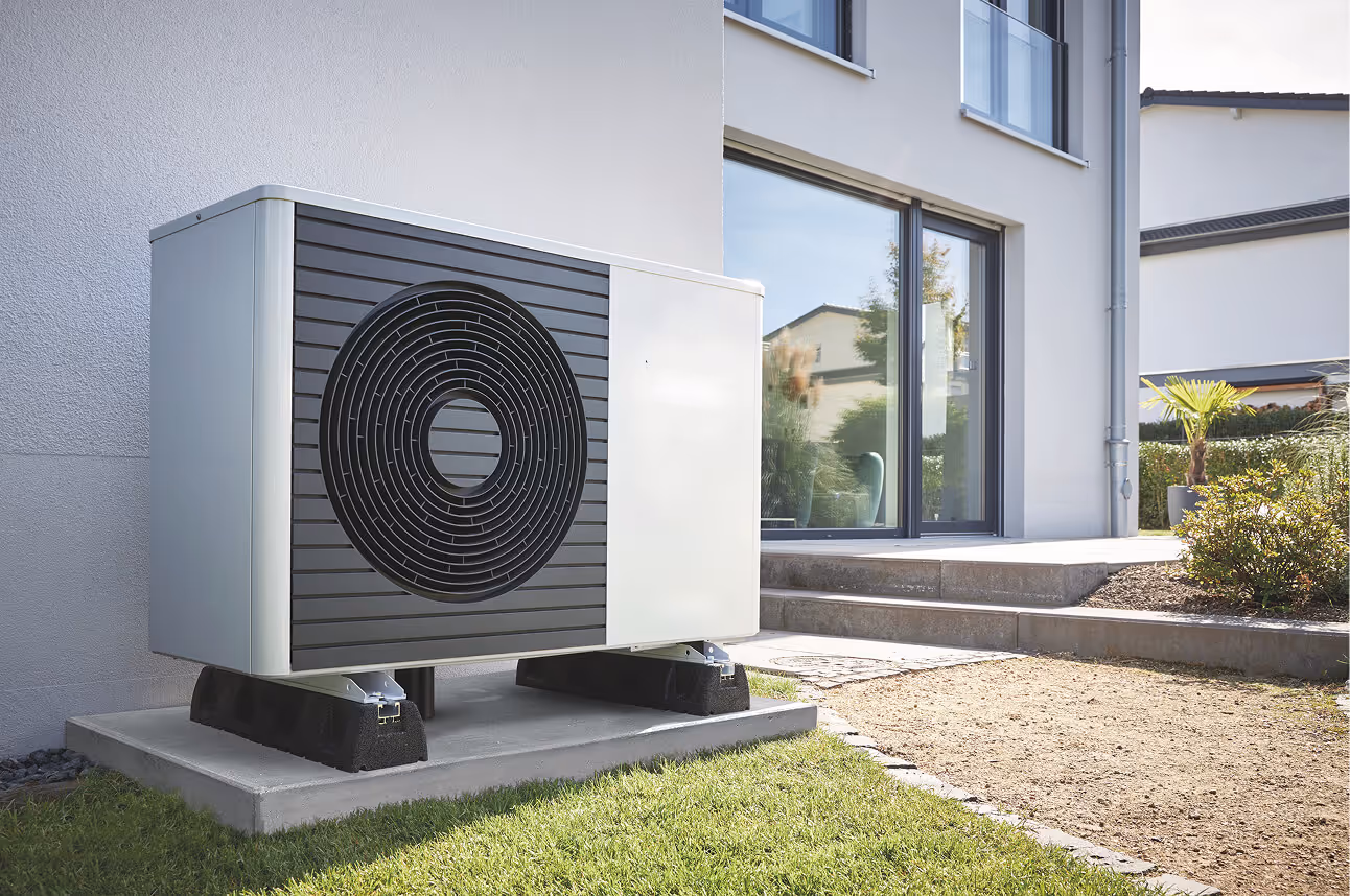 Vaillant Wärmepumpe an Hauswand eines Neubaus
