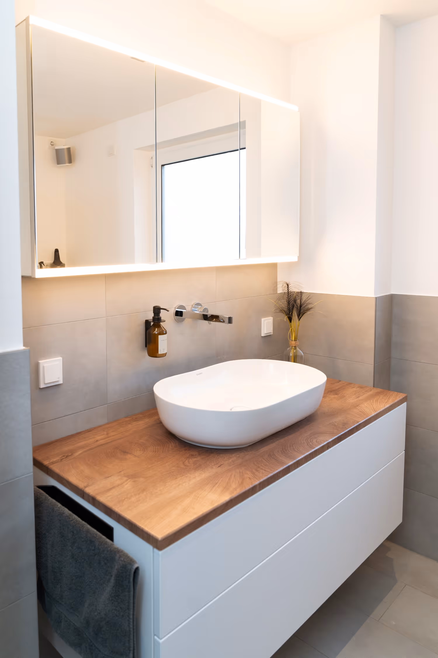 Waschbecken mit länglichem Spiegel und Waschtisch