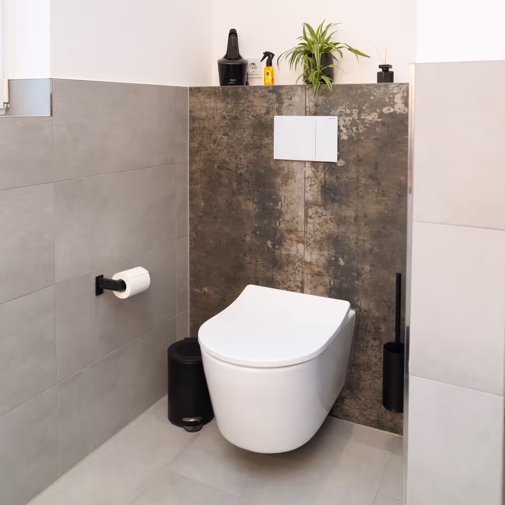 Toilette mit halbhoher Marmorfliesung