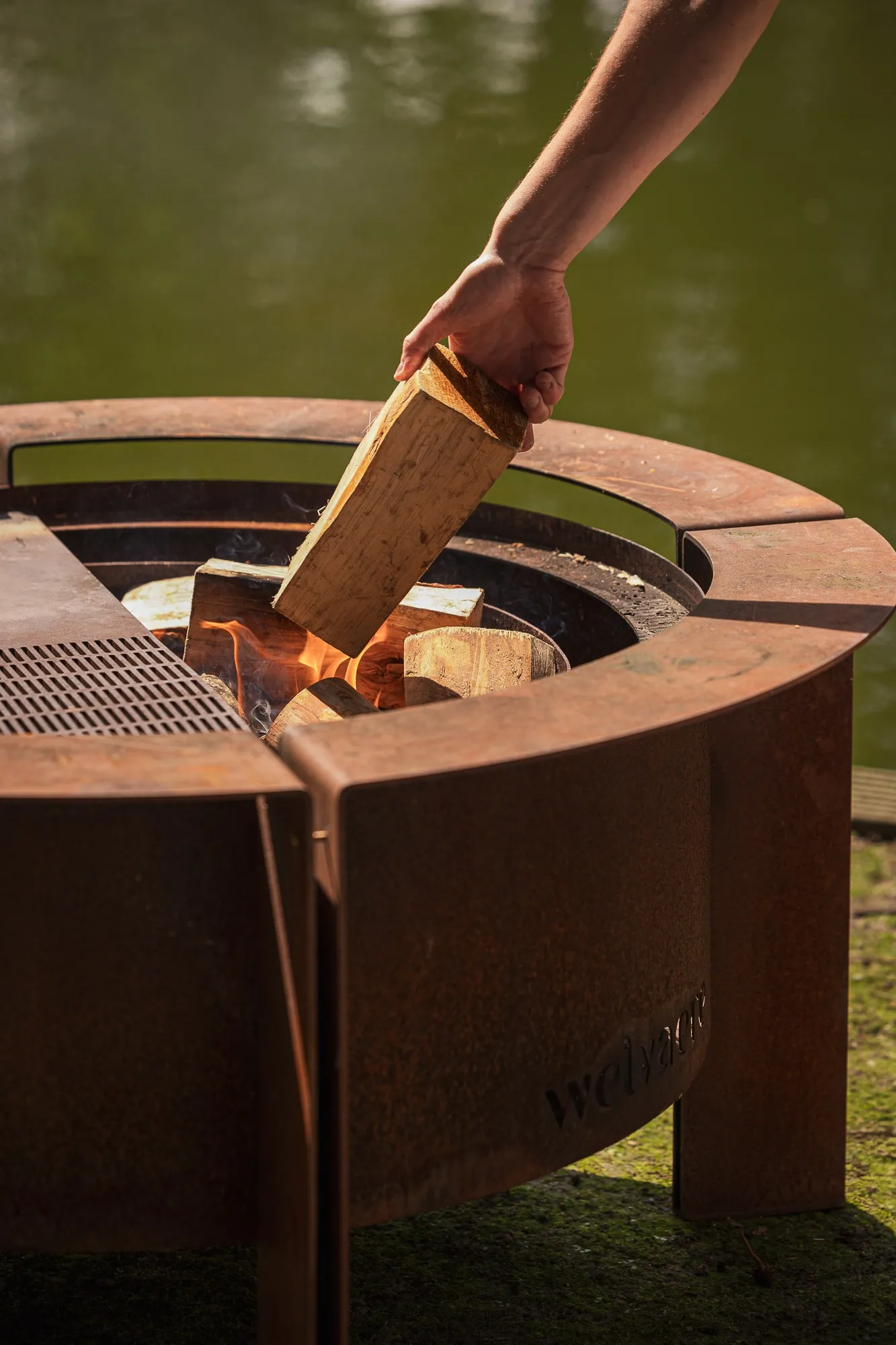 What are the best types of wood for grilling?