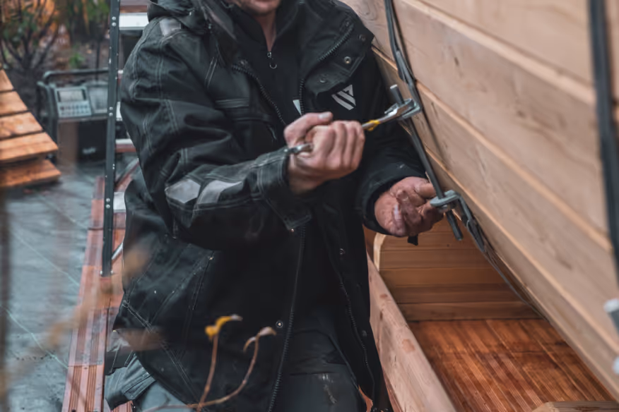 How do you tighten the sauna straps?