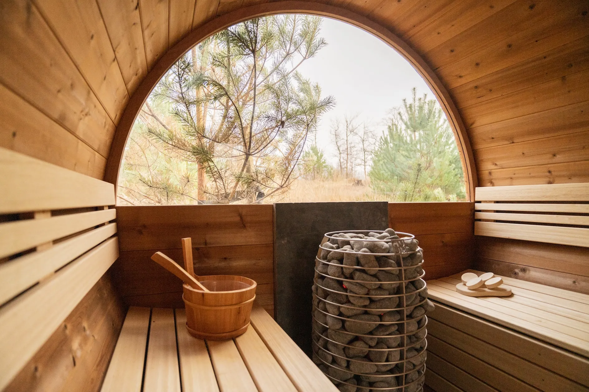 How do you install the comfort furnishings in the self-build sauna with an entire panorama?