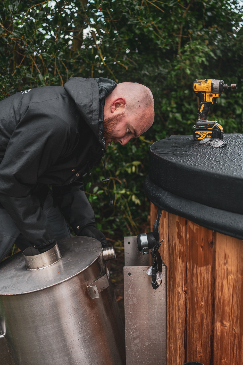 De slangenklemmen zitten los, hoe kan ik deze aandraaien?