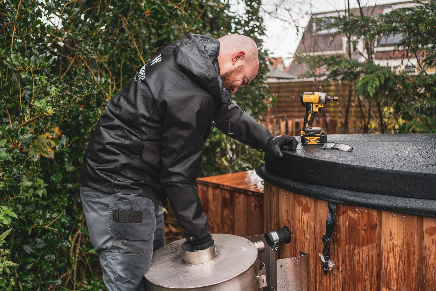 Hoe sluit ik de houtkachel aan op mijn hottub?