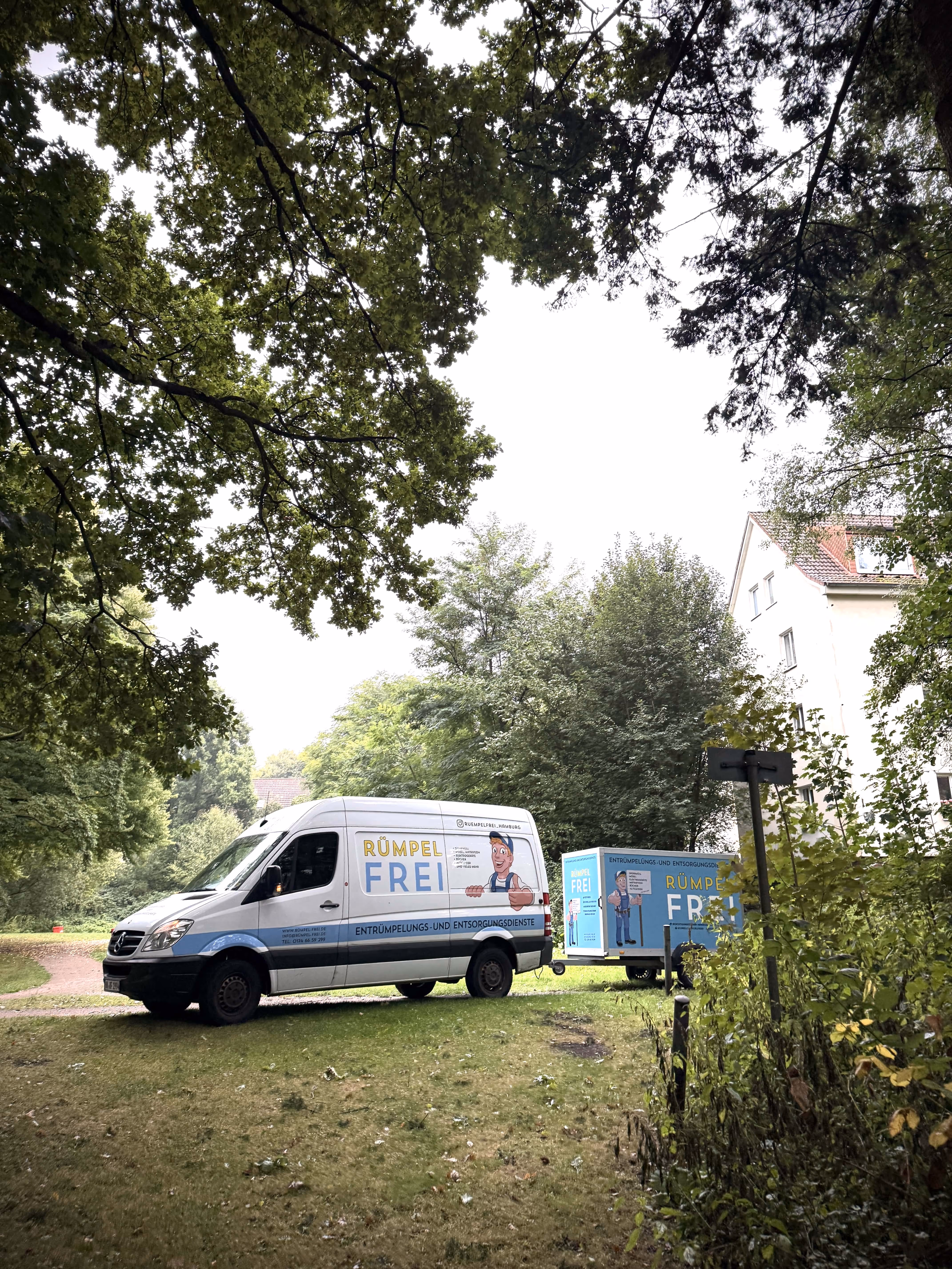 RümpelFrei Fahrzeug Sprinter im Wald vor einem Haus mit Anhänger