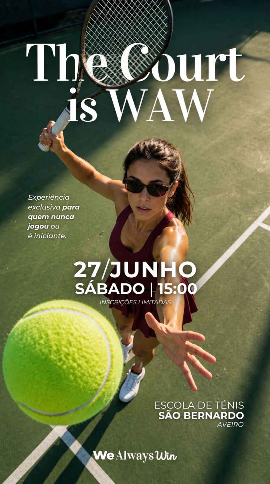 Mulher com óculos escuros jogando tênis em quadra, segurando raquete e focando na bola amarela.