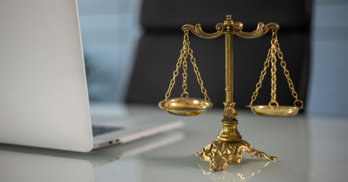 Illustration d’une balance de justice symbolisant la politique de confidentialité — protection des données personnelles et respect de la vie privée pour les collectionneurs.