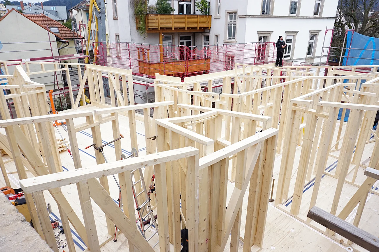 Mehrgeschossiger Holzrahmenbau im Rohbau: Zimmerei Takatukabau errichtet tragende Wände in Freiburg.