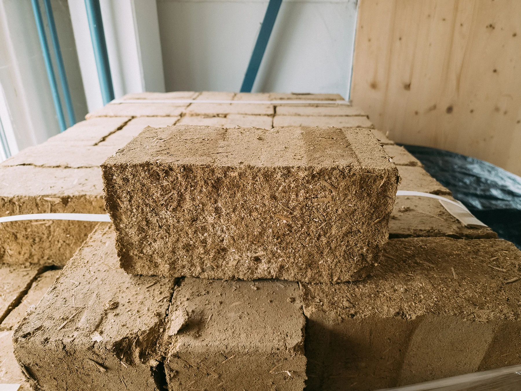 Lehm-Holzfasergemisch als Mauerblock: stapelbare ökologische Baustoffe für Lehmbau mit Takatukabau.