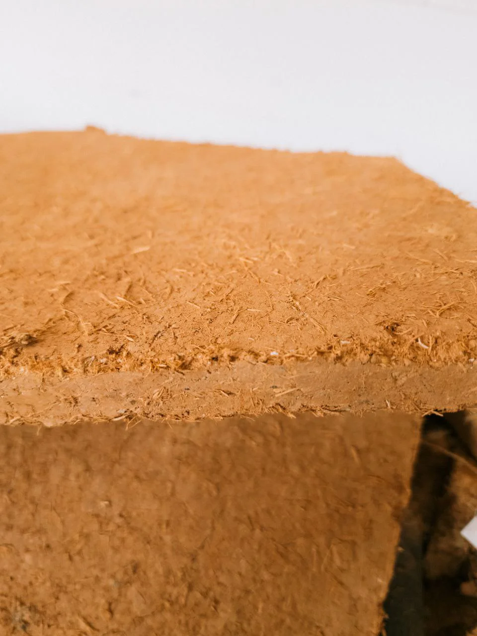 Detailfoto Lehm-Holzfaserplatte, nachhaltige Trockenbauplatte für Innenausbau von Takatukabau.