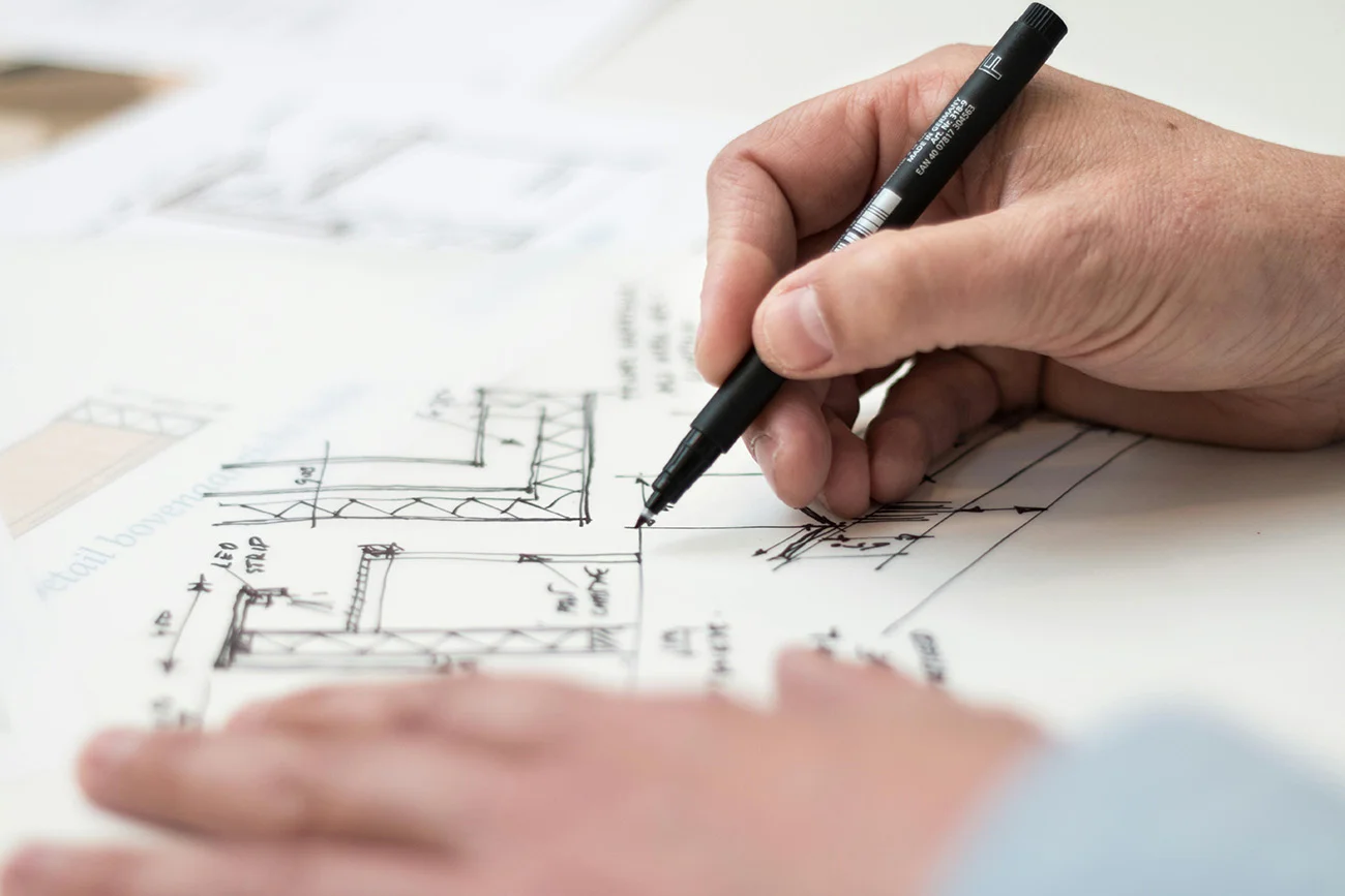 Hand skizziert Bauplan-Detail mit Fineliner: Bauplanung und Werkplanung bei Takatukabau Freiburg.