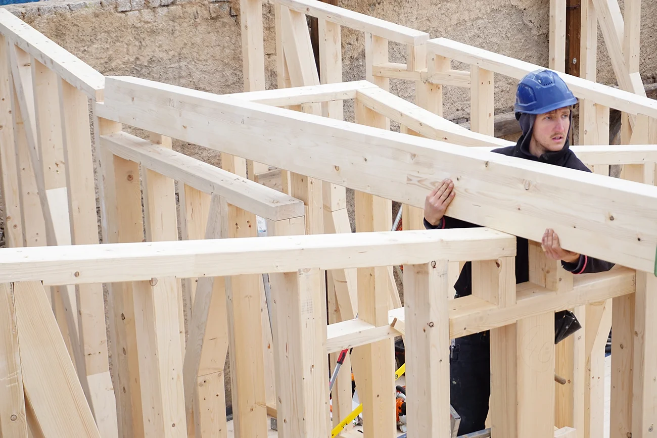 Mehrgeschossiger Holzrahmenbau im Rohbau: Zimmerei Takatukabau errichtet tragende Wände in Freiburg.