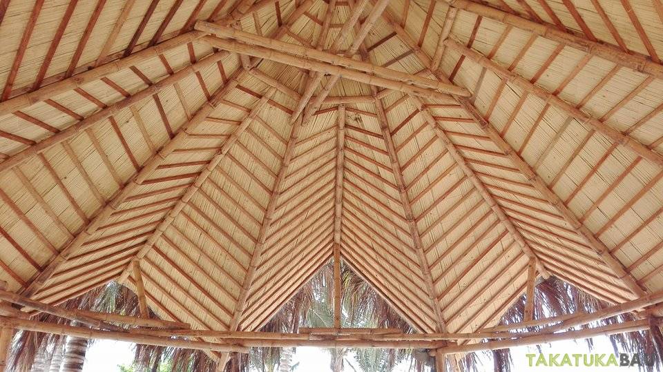 Bambus-Palapa von innen: filigranes Dachtragwerk aus gekreuzten Bambuslatten, Sonderbau von Takatukabau.