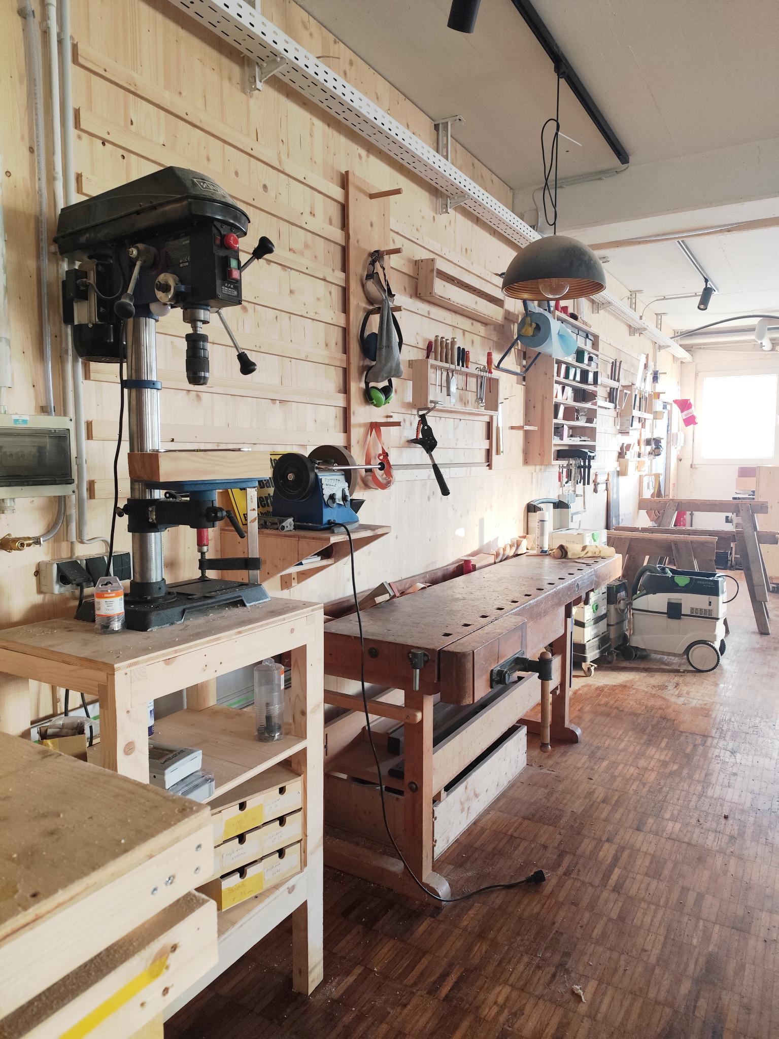 Holzwerkstatt mit Werkzeugen und Werkbank in Freiburg