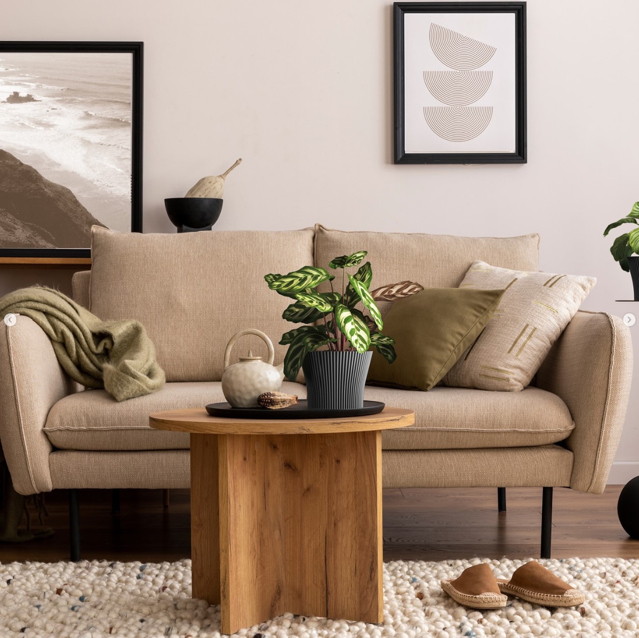 Free Happy multiethnic friends with burgers taking selfie near food truck Stock Photo