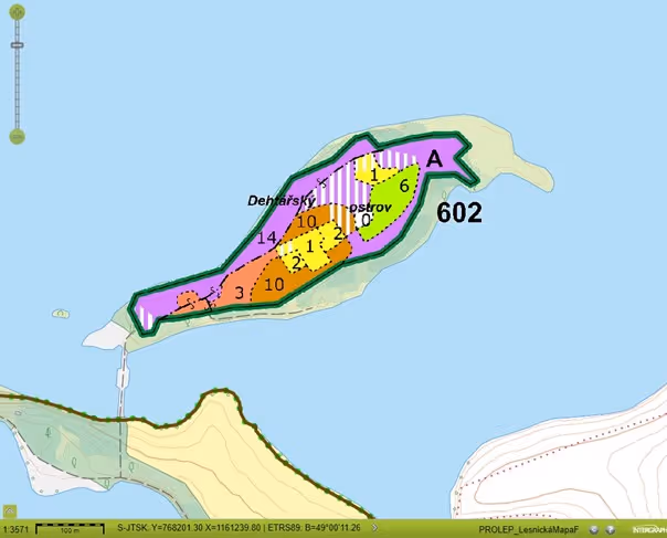 porostní lesnická mapa LHC Hluboká nad Vltavou se zákresem hranic ostrova