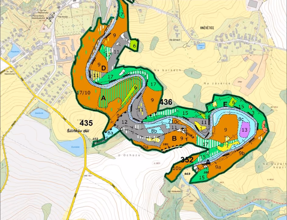 lesnická porostní mapa se zákresem hranic ostrova