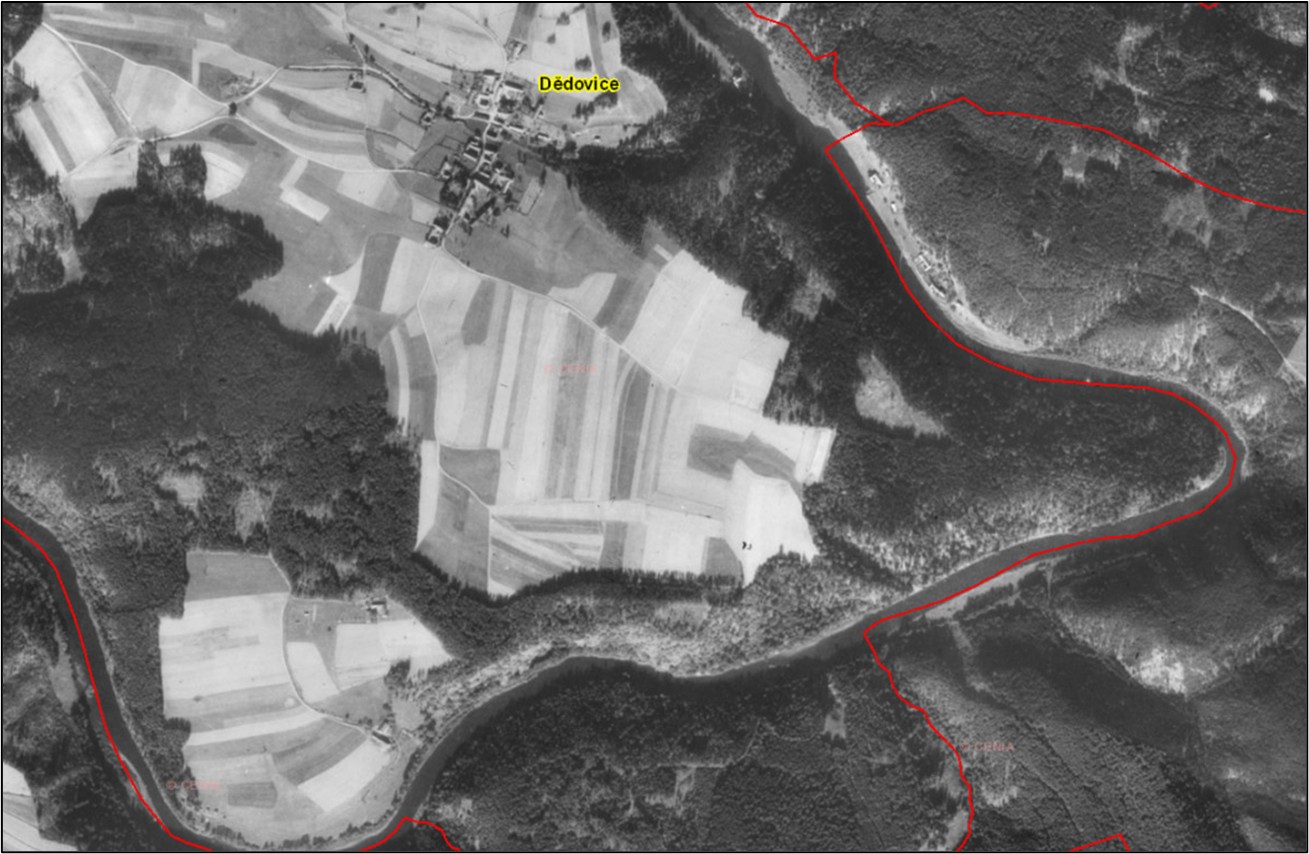 historický letecký snímek z 50. let minulého století