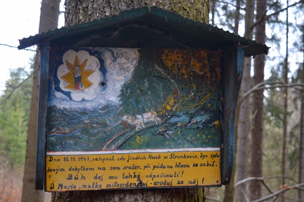 poblíž území u příkré cesty je instalován obrázek připomínající neštěstí ze dne 10. 11. 1947
