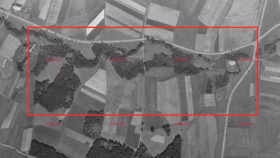 letecký snímek z roku 1946 s viditelnými nelesními pozemky v lokalitě