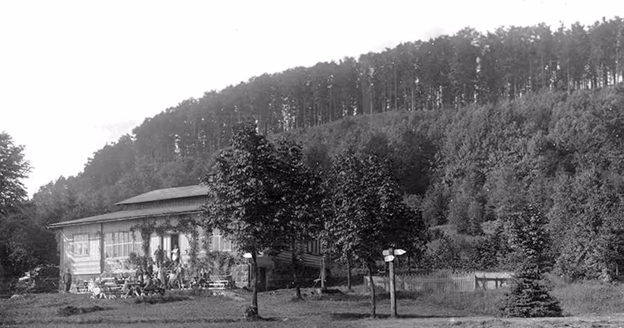 pohled na Hrazený od severovýchodu – 30. léta minulého století – v popředí Pirschken Baude (zdroj fotografie: www.deutschboehmen.de)