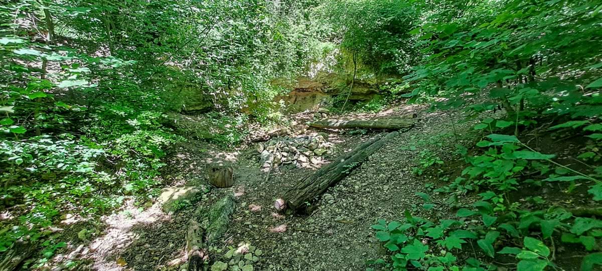 malý vápencový lom místními nazývaný Jestřábka