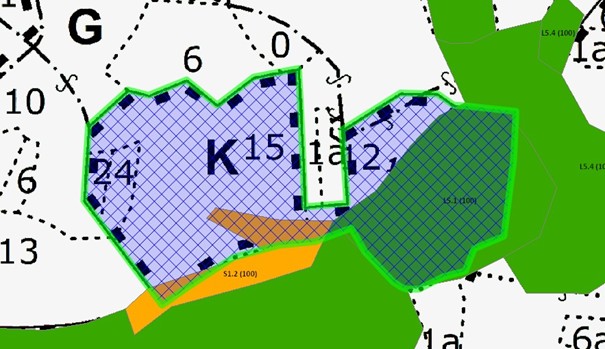 mapa se zákresem vymapovaných přírodních biotopů: L5.1 – květnaté bučiny (zeleně), S1.2 – štěrbinová vegetace silikátových skal a drolin (oranžově) 