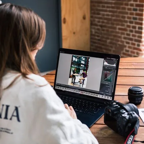 Pulse online marketing Sliedrecht: fotograaf bewerkt afbeelding op laptop