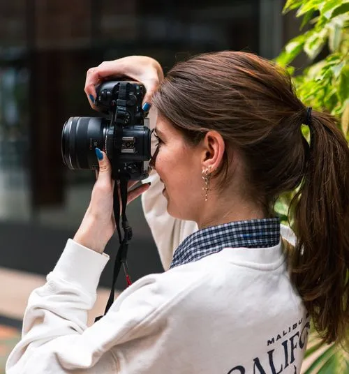 Pulse online marketing Sliedrecht: fotograaf met camera in groene omgeving
