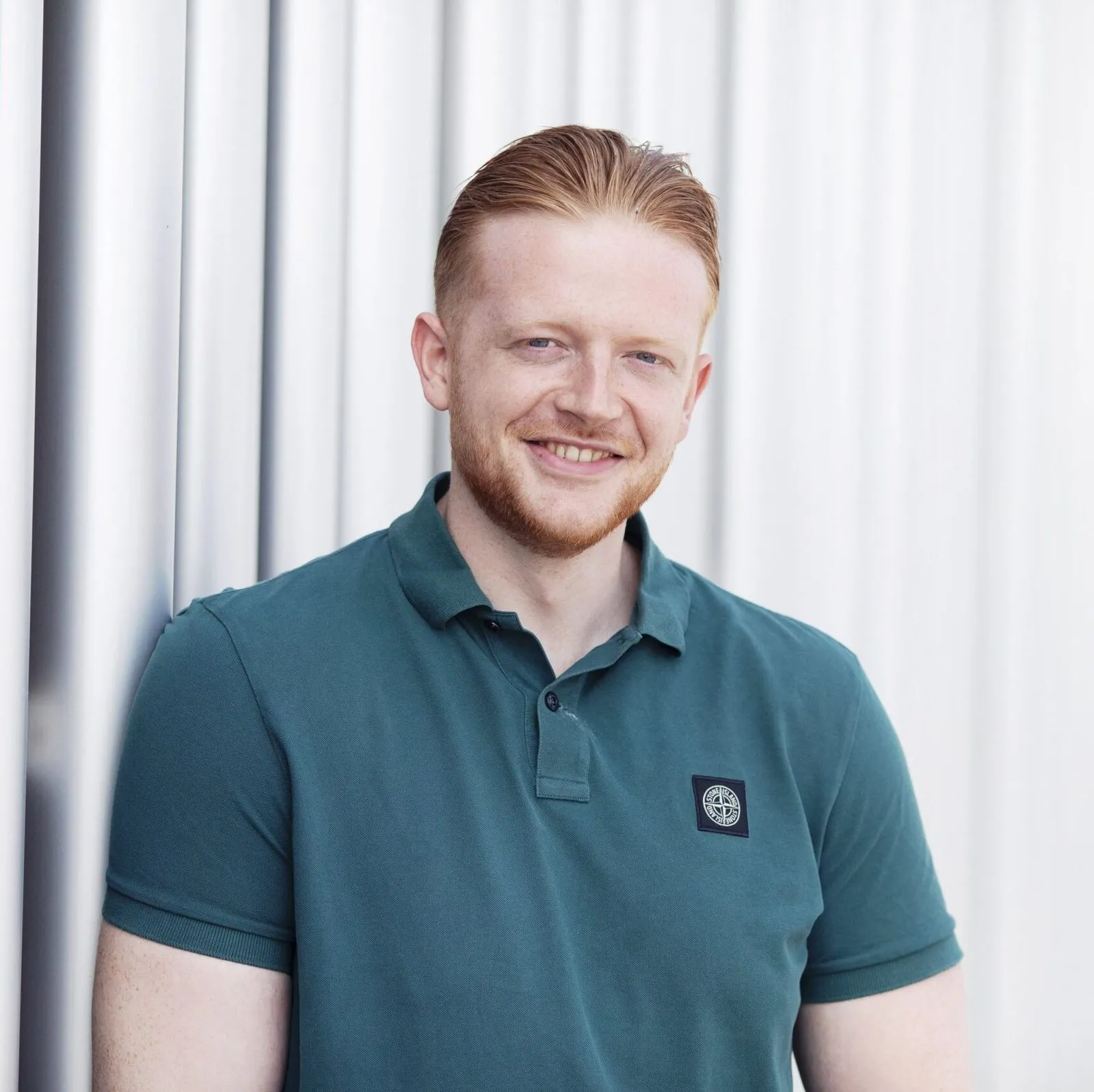 Pulse online marketing professional uit Sliedrecht met glimlach in groene polo