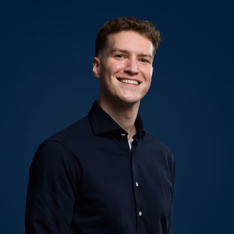 Pulse online marketing bureau Sliedrecht medewerker lacht vrolijk in zwart overhemd