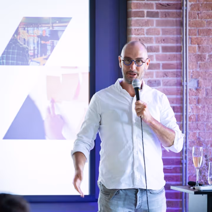 Pulse online marketing presentatie in Sliedrecht met spreker met microfoon