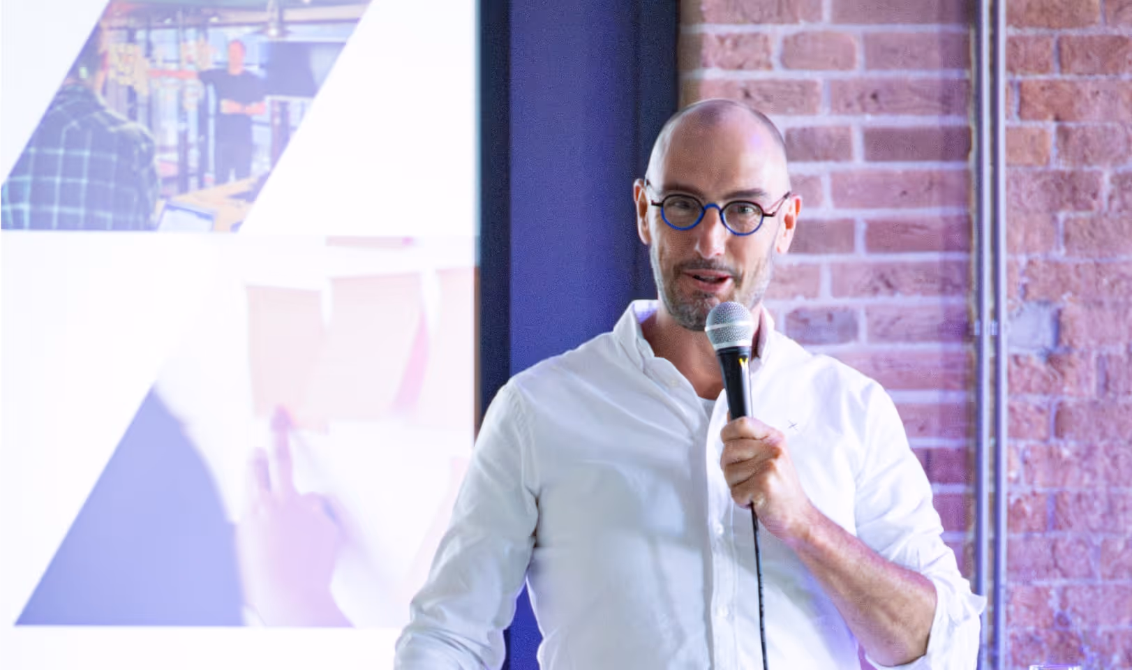 Pulse online marketing bureau Sliedrecht presenteert spreker met microfoon