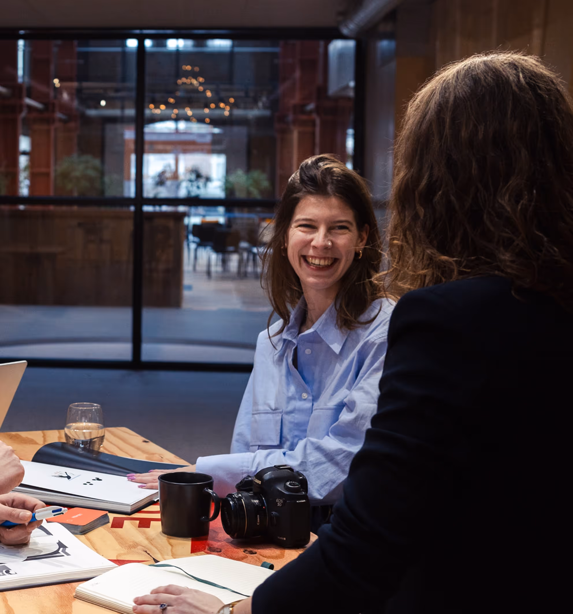 Pulse online marketingbureau Sliedrecht, gezellige vergadering met lach en camera